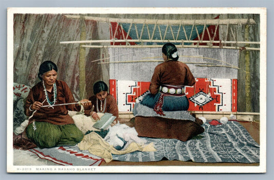 AMERICAN INDIAN MAKING A NAVAHO BLANKET ANTIQUE POSTCARD