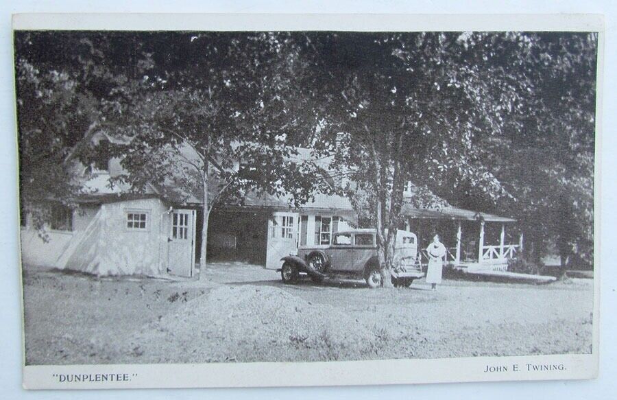 VINTAGE POSTCARD w/ OLD CAR AUTOMOBILE