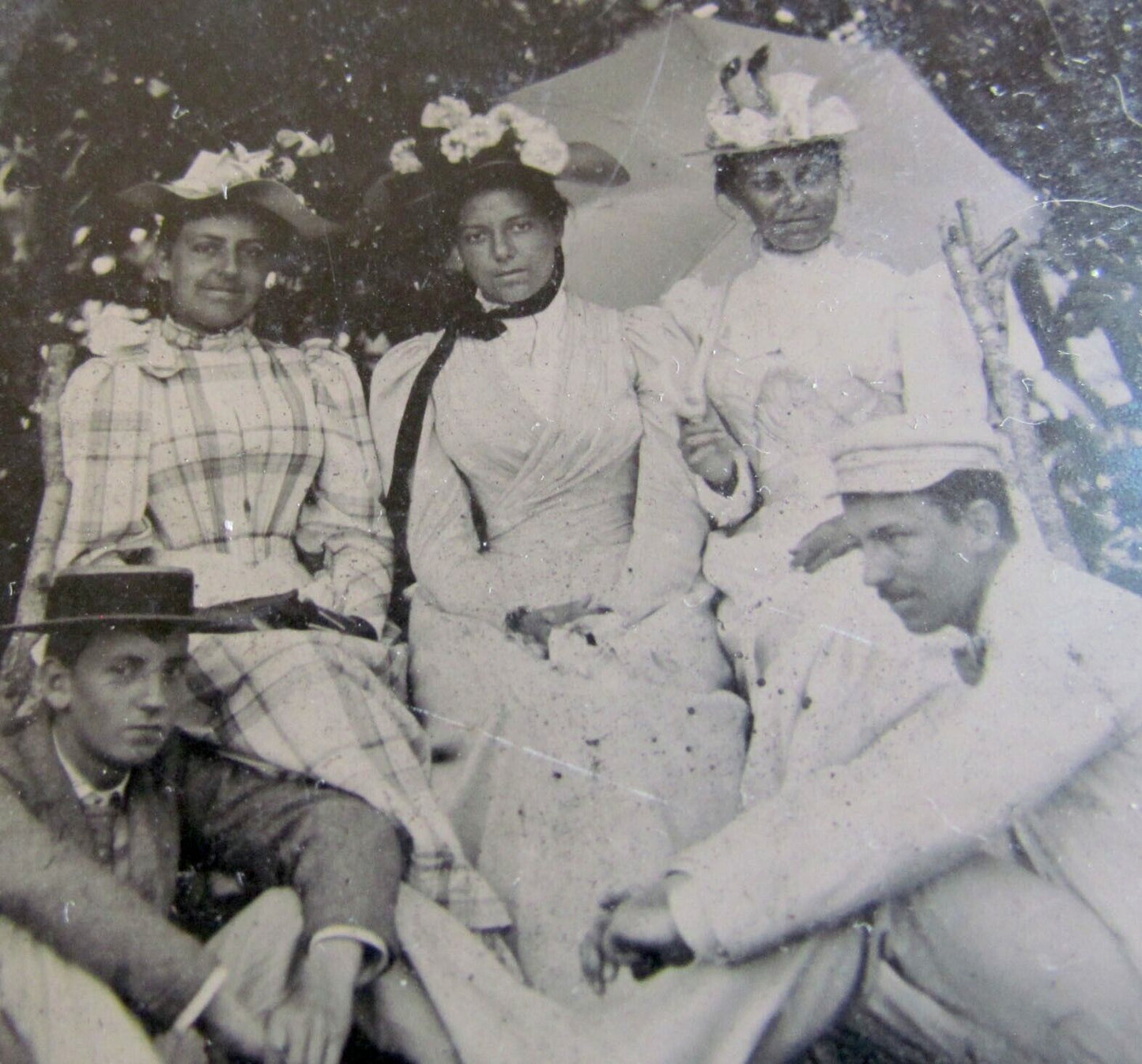 TINTYPE PHOTO SISTERS w/ MEN ANTIQUE