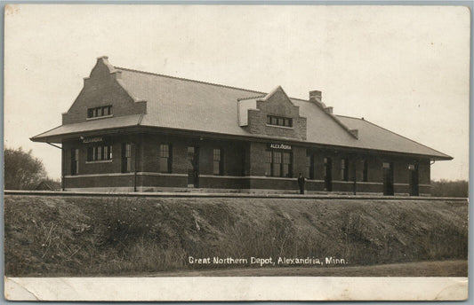 ALEXANDRIA MN RAILROAD STATION RAILWAY DEPOT VINTAGE REAL PHOTO POSTCARD RPPC