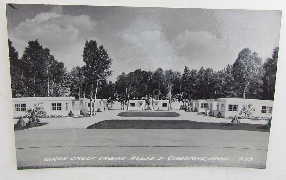 RPPC VINTAGE 1952 PHOTO POSTCARD - BIRCH CREEK CABINS GLADSTONE MICHIGAN