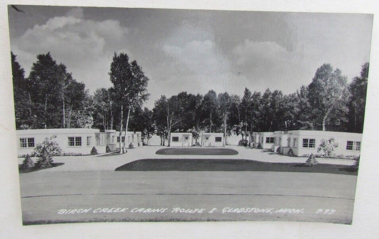 RPPC VINTAGE 1952 PHOTO POSTCARD - BIRCH CREEK CABINS GLADSTONE MICHIGAN