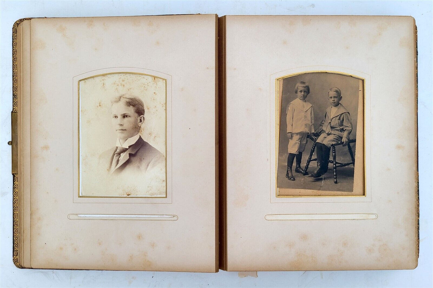 PHOTO ALBUM VICTORIAN antique with 20 PHOTOS nice embossed leather binding 19 c.