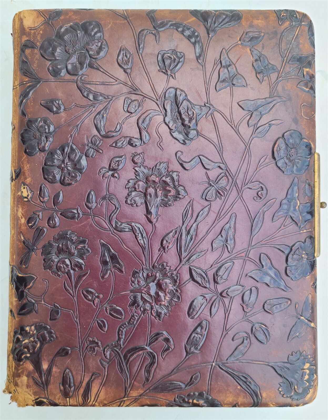 PHOTO ALBUM VICTORIAN antique with 20 PHOTOS nice embossed leather binding 19 c.