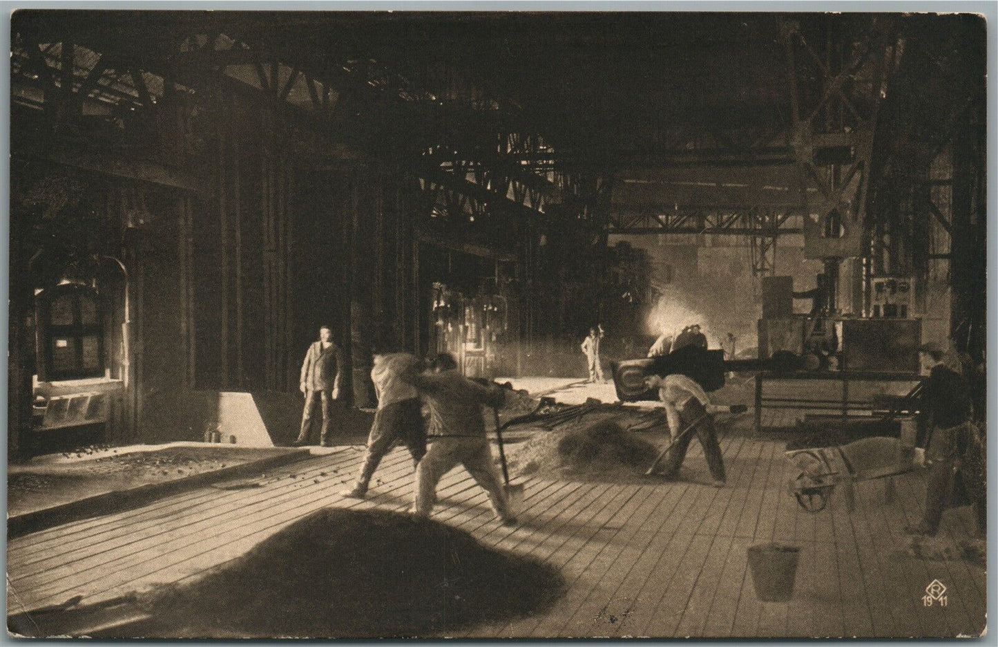 FOUNDRY WORK SCENE ANTIQUE POSTCARD