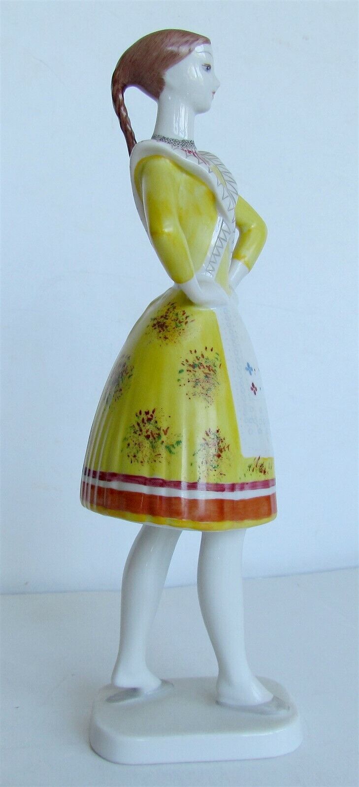 HUNGARY PORCELAIN FIGURE HUNGARIAN DANCING GIRL by HOLLOHAZA vintage