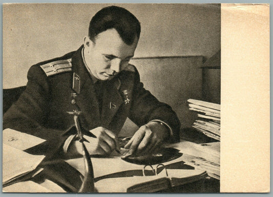 RUSSIAN ASTRONAUT YURY GAGARIN VINTAGE POSTCARD