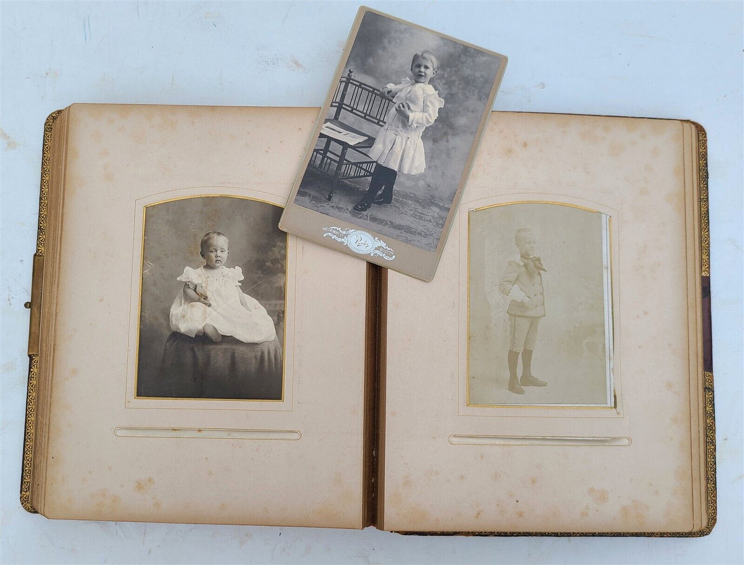 PHOTO ALBUM VICTORIAN antique with 20 PHOTOS nice embossed leather binding 19 c.