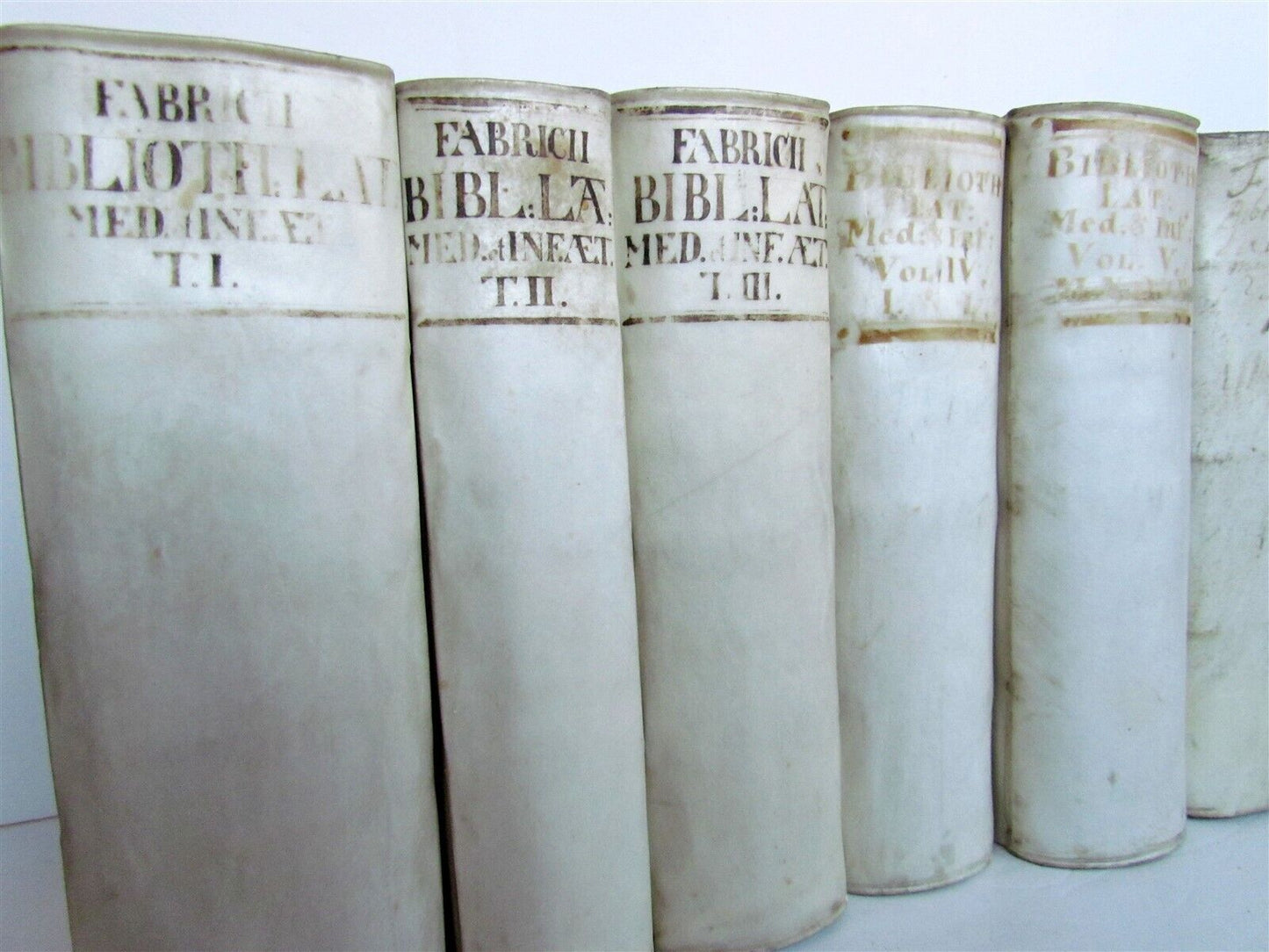 1734 6 VOLUMES Bibliotheca Latina mediae et infimae aetatis antique vellum