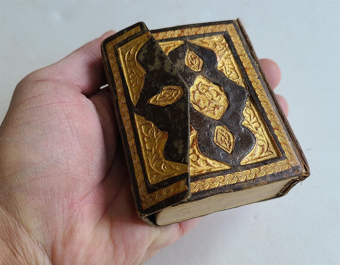 early 19th CENTURY MANUSCRIPT KORAN ISLAMIC antique ILLUMINATED small QURAN