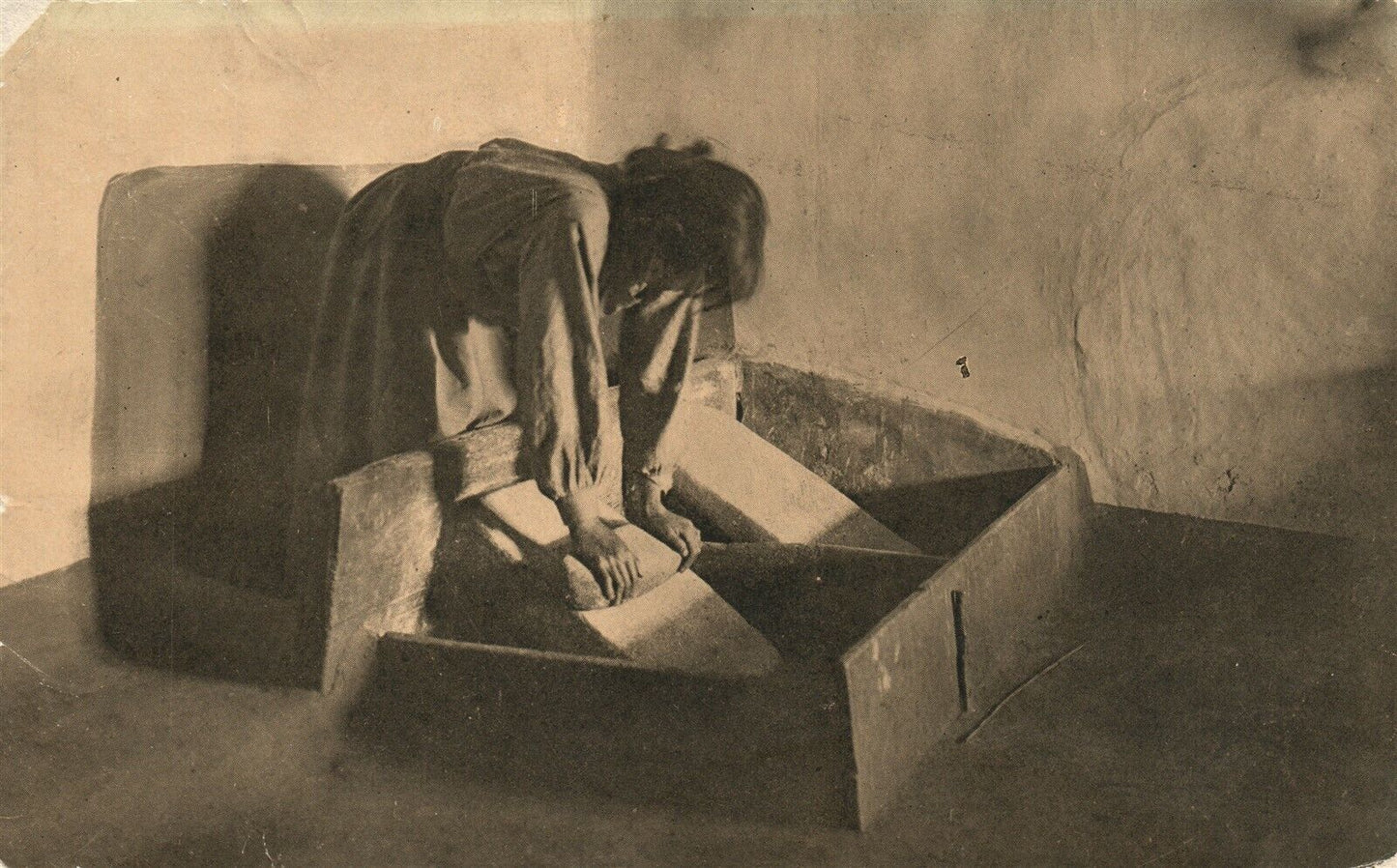 AMERICAN INDIAN WOMAN GRINDING CORN ON METATE 1910 ANTIQUE POSTCARD