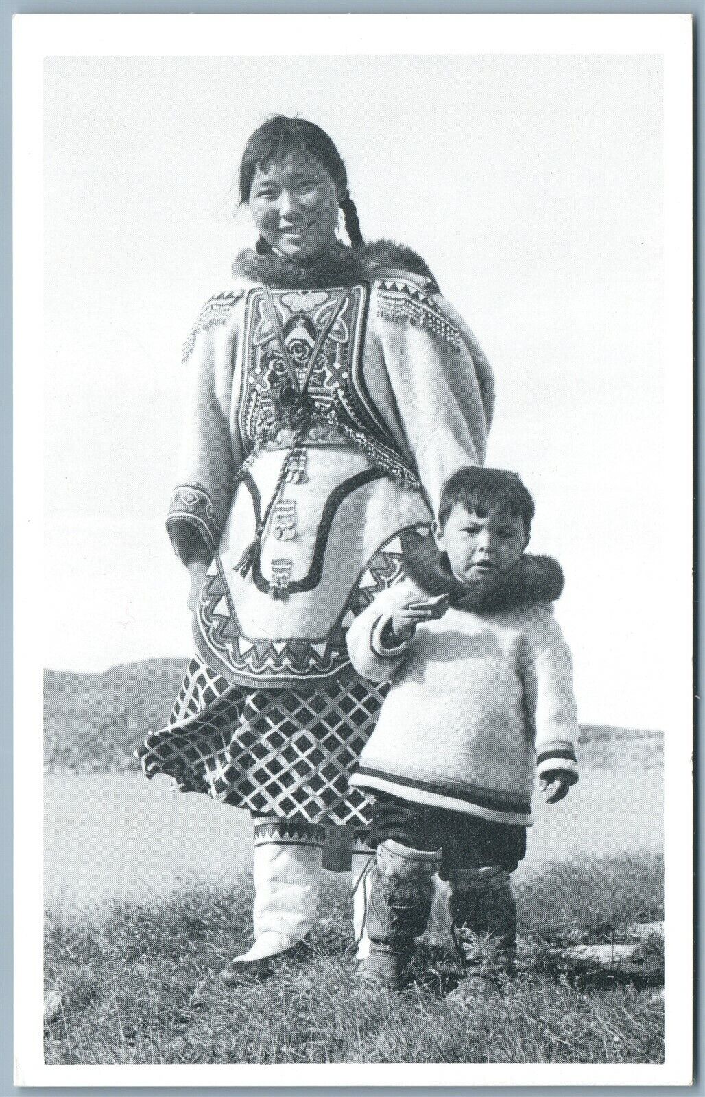 ESKIMO MOTHER & CHILD WEARING DUFFEL PARKAS & SEALSKIN BOOTS VINTAGE POSTCARD