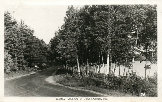 MONT LAURIER QUE CANADA CABINS CHEZ-GASTON 1952 VINTAGE REAL PHOTO POSTCARD RPPC