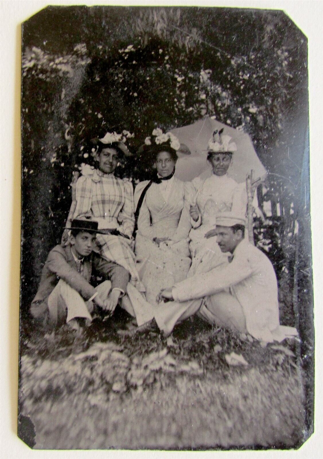 TINTYPE PHOTO SISTERS w/ MEN ANTIQUE